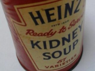 Voedselbank krijgt blik soep dat vijftig jaar over de datum is