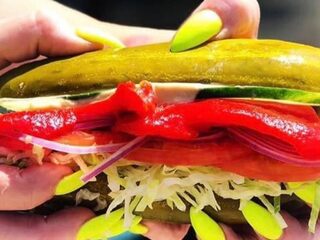 Augurken vervangen de broodjes in deze 'broodjeszaak'