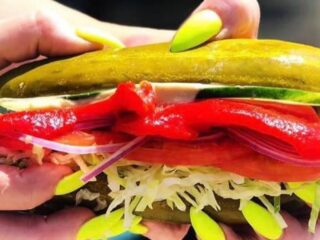 Augurken vervangen de broodjes in deze 'broodjeszaak'