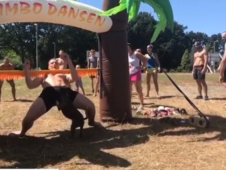 VIDEO: Hond bijt Rico Verhoeven in kruis tijdens limbodansen