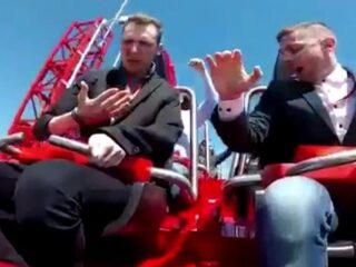 VIDEO: Duif crasht keihard in gezicht van man in achtbaan