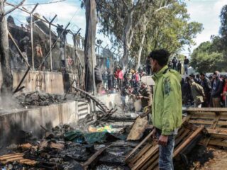 Grieks vluchtenlingenkamp Moria opgeschrikt door verwoestende brand