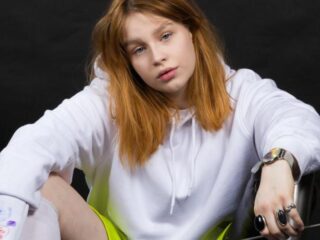 Elke (20) verloor been en start inclusief modellenbureau: "Iedereen moet zichtbaar zijn"