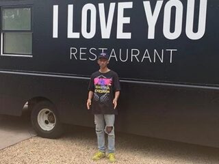 Jarige Jaden Smith deelt gratis vegan-maaltijden uit op straat