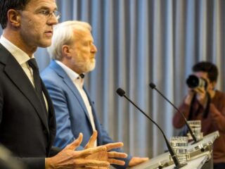 Kabinet: "Stop met handen schudden in Nederland"