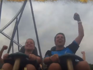 Man vangt gevallen telefoon uit de lucht tijdens achtbaanritje