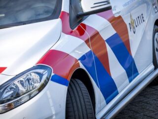Politie zet trouwstoet aan de kant en pakt auto's af