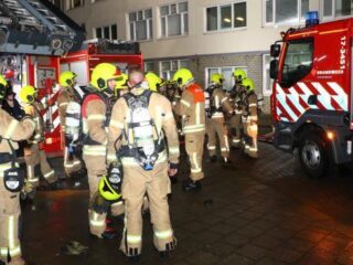 Rotterdammer springt met matras uit raam na grote brand in appartementencomplex