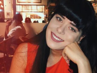 Charlotte (27) heeft BDD: "Als ik in de spiegel keek, zag ik een mismaakt monster"