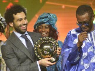 Mo Salah danst op podium nadat hij opnieuw tot Afrikaans Speler van het Jaar is verkozen