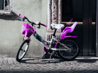 Man fietst uren in de regen om fiets voor dochtertje te kopen