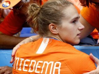 Miedema in tranen na opdragen doelpunt aan overleden opa