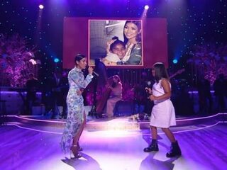 Jhené Aiko en dochter Namiko (9) treden op voor celebs en hun moeders