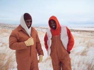 Kanye West en zijn vader crossen door de sneeuw in 'Follow God'-video