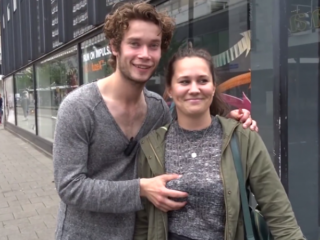 VIDEO: Vloggers knijpen meisjes in hun borst als 'grap'