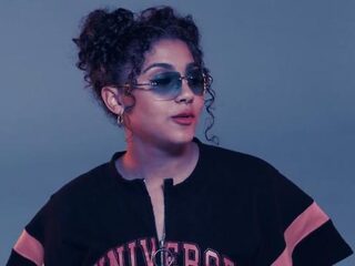 Het 15-jarige talent Zoe-Jadha coacht je vriendinnen in haar eerste videoclip