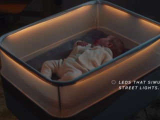 VIDEO: Smartbed wiegt baby in slaap als een auto