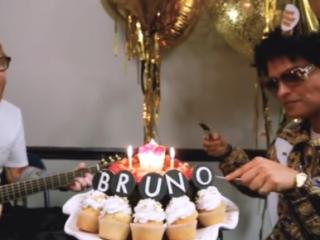 Ed Sheeran zingt 'happy birthday' voor Bruno Mars