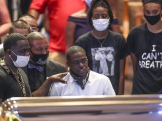 Duizenden mensen herdenken George Floyd tijdens wake in Houston