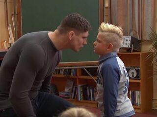 Kids stellen brutale vragen aan Rico Verhoeven: "Waarom kijk je altijd zo boos?"