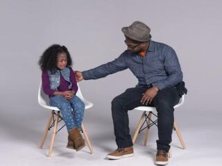 Afro-Amerikaanse ouders leren hun kinderen omgaan met politie