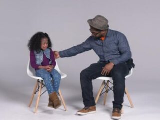 Afro-Amerikaanse ouders leren hun kinderen omgaan met politie