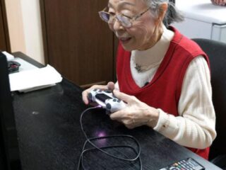 De Japanse Hamako (90) is de oudste gamestreamer ter wereld