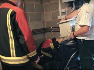 VIDEO: YouTuber laat hoofd inmetselen in magnetron en wordt door brandweer bevrijd
