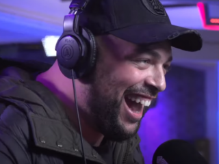 Qucee stort zich opnieuw vol overgave in de Autotune Challenge