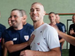 VIDEO: Complete Athletic Bilbao-team scheert hoofd kaal om zieke teamgenoot te steunen