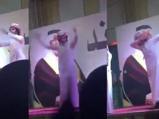 VIDEO: Onderzoek ingesteld naar dabbende zanger