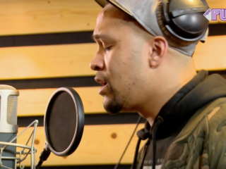 SLOWJAMIFY SESSIONS: Royki zingt akoestische versie 'Laten Gaan' van Monica Geuze