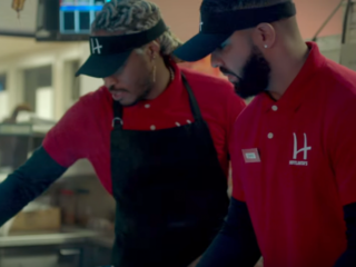 Future en Drake zijn fastfoodmedewerkers in nieuwe video 'Life Is Good'