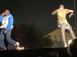 Travis Scott verrast met Kanye West op podium en het publiek gaat los