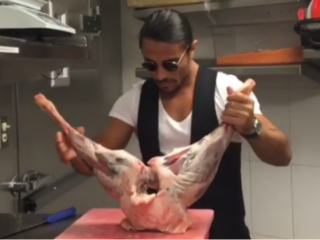 Turkse Saltbae maakt jouw vlees sexy