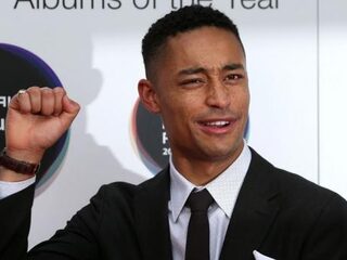 VIDEO: Londense rapper Loyle Carner gooit seksistische fan de zaal uit