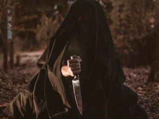 Vrouw in spookhuis denkt dat mes nep is en steekt vriend neer