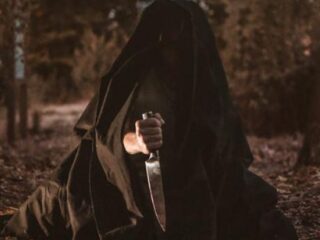 Vrouw in spookhuis denkt dat mes nep is en steekt vriend neer