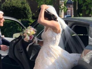 Bruid zoekt heldin die haar lift aanbood op haar trouwdag