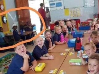 Oproer om Zuid-Afrikaanse school die zwarte van witte kinderen scheidt in klaslokaal
