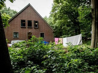 Twee mensen gearresteerd in azc na overgieten lesbische vrouw met kokend water