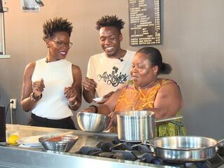 Amartey maakt Jollof Rice met zijn moeder