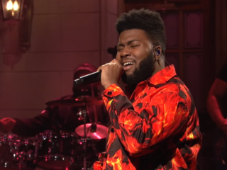 Khalid debuteert prachtig bij Saturday Night Live met Idris Elba