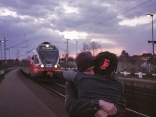 Lorenzo wordt dagelijks versierd door cougar in de trein - erop afstappen of niet?