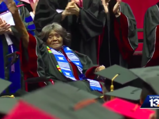 Als student werd Autherine (89) op deze school bedreigd, nu ontvangt ze eredoctoraat