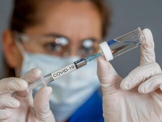 Een supersnel coronavaccin: veilig of niet?