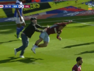 Neergeslagen voetballer neemt wraak met het winnende doelpunt