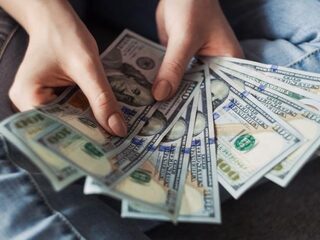 Stel ontvangt per ongeluk $120.000 en besluit alles te spenden