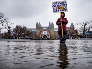 Klimaatmars in Amsterdam groot succes ondanks stromende regen