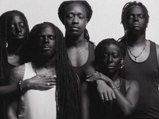 Akwasi begint 'nieuwe fase' met krachtige video van 'Extase'